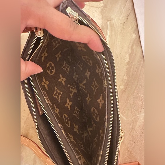 Louis Vuitton Pochette Liv - Picture 7 of 16